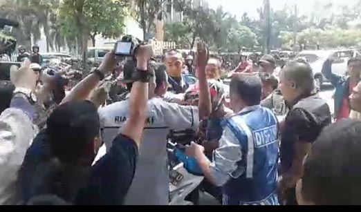 Memanas, Pengemudi Gojek Dipukuli Supir Taksi Konvesional